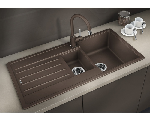 Dřez z kompozitního materiálu s odkapávací plochou a vodovodní baterií
