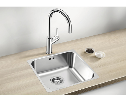 Nerezový dřez s vodovodní baterií na pracovní desce