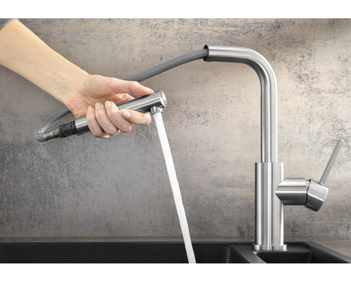 Kuchyňská baterie s výsuvnou sprchou v provozu