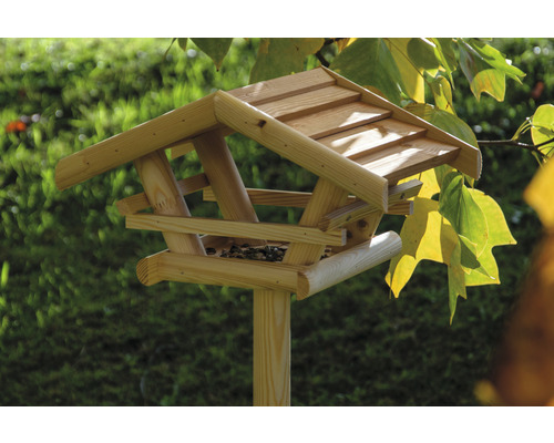 Krmítko pro ptáky ze dřeva na sloupku