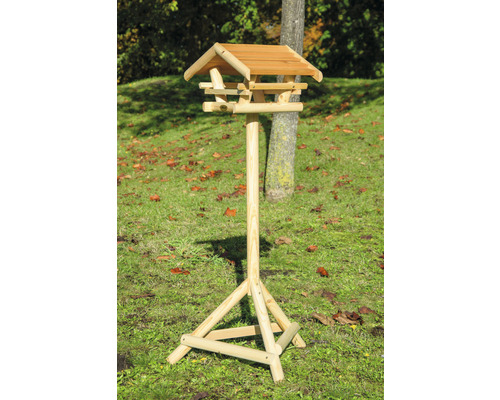 Dřevěný ptačí budka se stojanem na zahradě