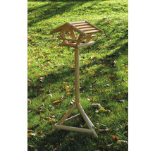 Volně stojící dřevěný krmítko pro ptáky na zahradě