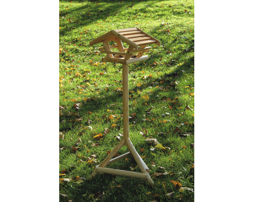 Volně stojící dřevěný krmítko pro ptáky na zahradě