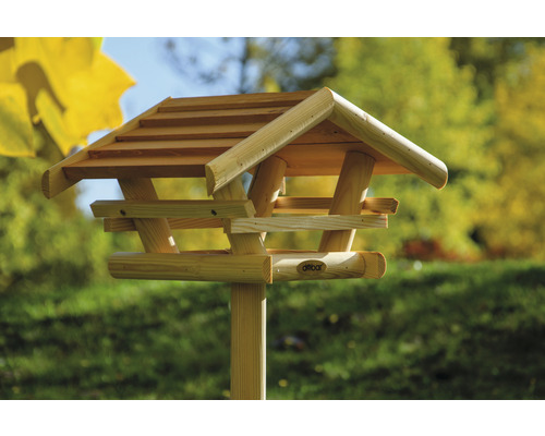 Dřevěný ptačí domek se stojanem pro venkovní použití