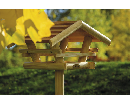 Dřevěný ptačí krmítko se stojanem pro venkovní použití
