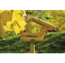 Dřevěný ptačí budka na tyči v zahradě