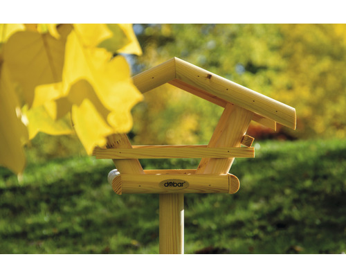 Dřevěný ptačí budka na tyči v zahradě