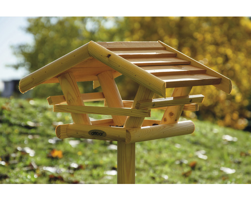 Dřevěný krmítek pro ptáky se stojanem