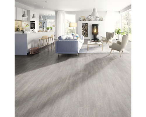 Světlý obývací pokoj s pohovkou, křesly, krbem a podlahou