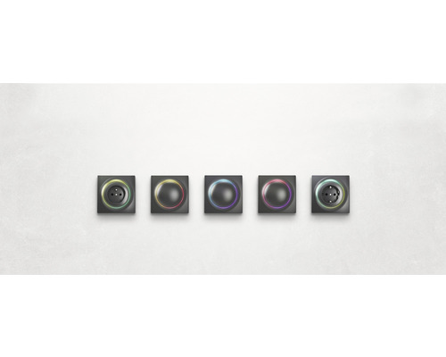 Řada spínačů a zásuvek s barevnými světelnými efekty