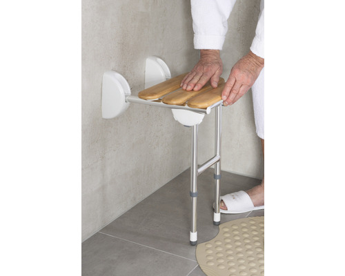 Nástěnná sprchová sedačka s bambusovými lamelami a nastavitelnými nohami do koupelny.