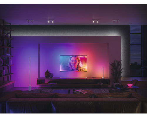 Obývací pokoj s televizí a dvěma světelnými lištami