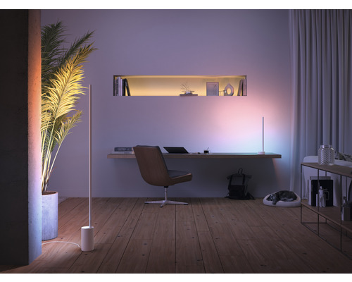 Obývací pokoj se stolem, stojacími lampami a pokojovou rostlinou