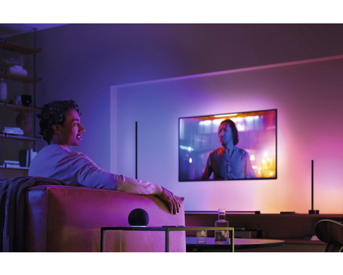 Obývací pokoj s televizí a inteligentním osvětlením pro atmosférické prostředí