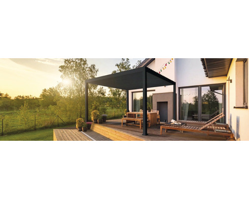 Pergola Mirador Deluxe tloušťka sloupku 11 x 11 cm 300x300x250 cm antracit Terasa s pergolou, zahradním stolem, zahradními lavicemi a lehátky před domem.