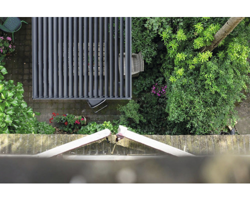 Pohled shora na zahradu s hliníkovou terasovou střechou a zahradním nábytkem.