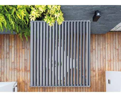 Pohled shora na šedý plot na dřevěné terase