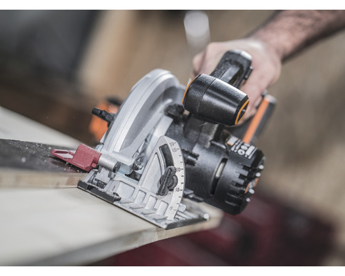 Ruční okružní pila používaná při řezání dřeva