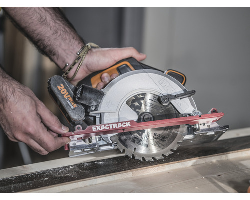 Ruční kotoučová pila v akci při řezání dřeva.