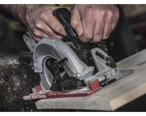 K řezání dřeva se používá ruční okružní pila.