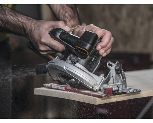 Ruční okružní pila řeže dřevěnou desku.