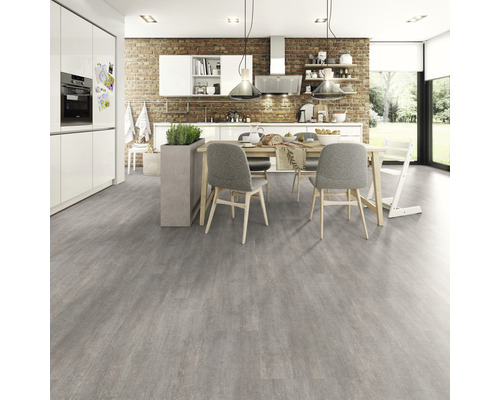 Světlá kuchyně s jídelním stolem, židlemi a šedou podlahou.