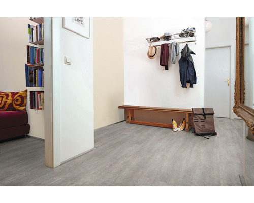 Chodba s věšákem, lavicí a šedou podlahou