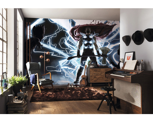 Obývací pokoj s nástěnnou malbou, křeslem, stojací lampou, kobercem a hudebními nástroji pro osobní atmosféru