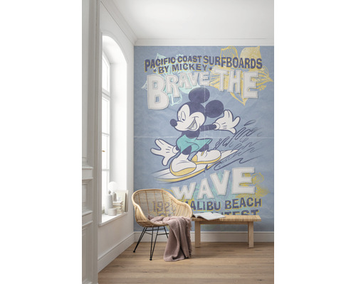 Pokoj s fototapetou zobrazující Mickey Mouse surfujícího na vlně s textem Pacific Coast Surfboards.