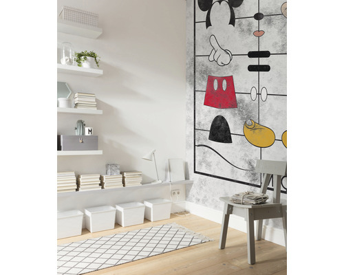 Světlý dětský pokoj s nástěnnou tapetou, policemi, kobercem a židlí