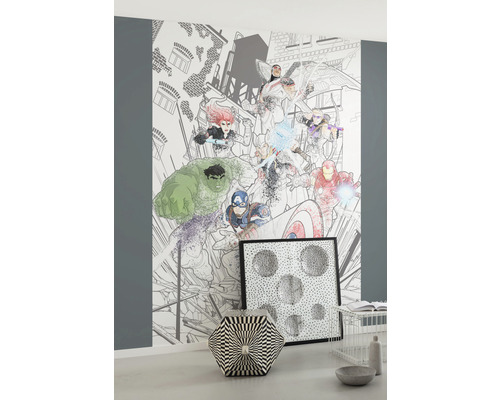 Pokoj s tapetou Marvel Avengers, šestihrannou stoličkou a zarámovaným obrazem