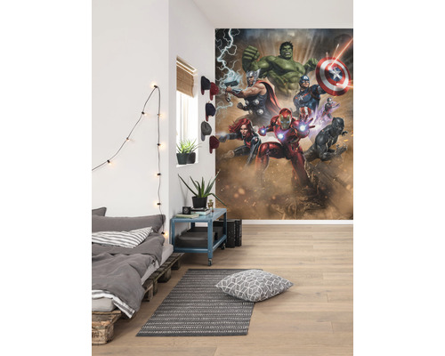 Pokoj s postelí, kobercem a nástěnnou malbou Avengers.