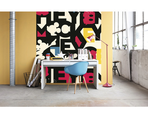 Pokoj se stolem, židlí a tapetou se vzorem písmen