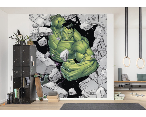 Pokoj s fototapetou Hulk, kovovou skříňkou a sportovním vybavením