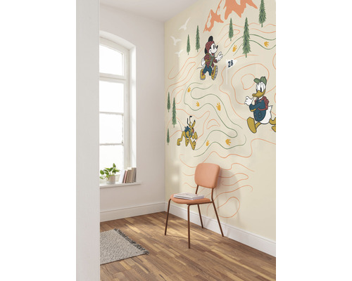 Místnost s oknem, židlí a tapetou s kreslenými postavičkami