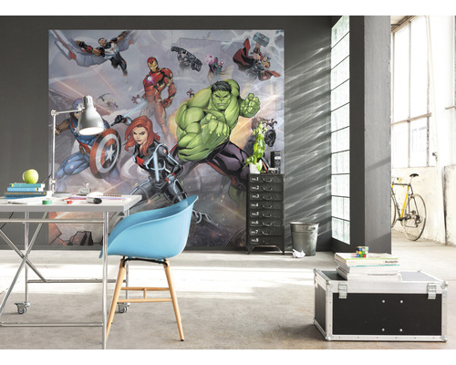 Pokoj s fototapetou s komiksovými postavičkami, psacím stolem, židlí a mobilním kontejnerem.