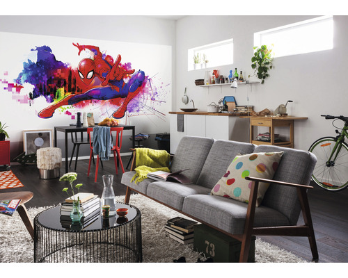 Obývací pokoj s nástěnnou malbou Spidermana, pohovkou, stolem a židlemi