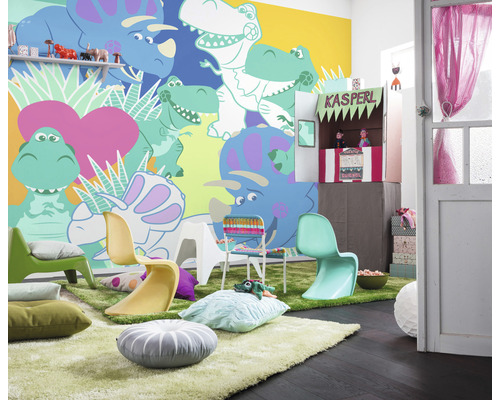 Dětský pokoj s nástěnnou malbou dinosaurů, židlemi, polštáři a loutkovým divadlem
