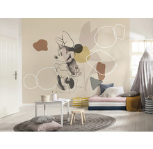 Dětský pokoj s nástěnnou malbou Minnie Mouse, stolem a hracím prostorem.