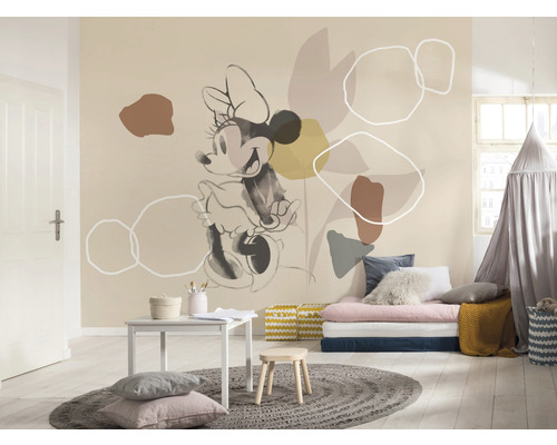 Dětský pokoj s nástěnnou malbou Minnie Mouse, stolem a hracím prostorem.