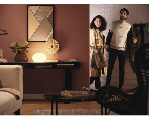 Chodba se stolní lampou, dekorací a párem