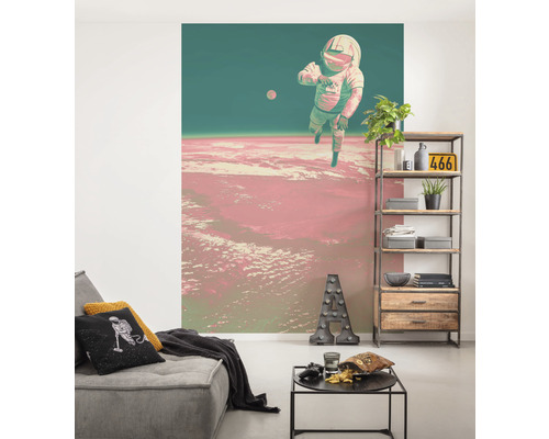 Obývací pokoj s fototapetou astronauta, pohovkou a policí