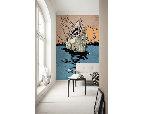Obývací pokoj s fototapetou s kresbou lodi.