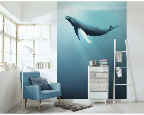 Obývací pokoj s nástěnnou malbou velryby, křeslem a komodou