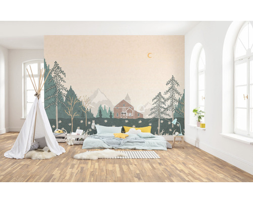 Dětský pokoj s tapetou s motivem lesa, hracím stanem a postelí