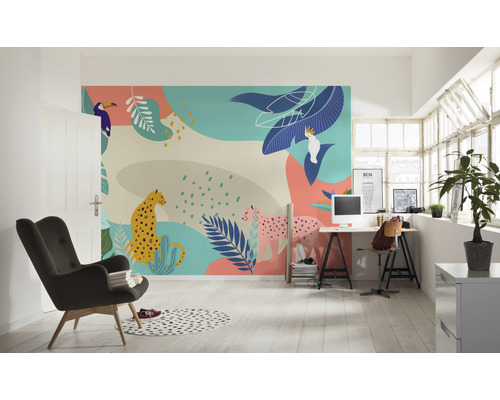 Dekorativní ilustrace rostlin a zvířat jako nástěnná dekorace ve světlé místnosti