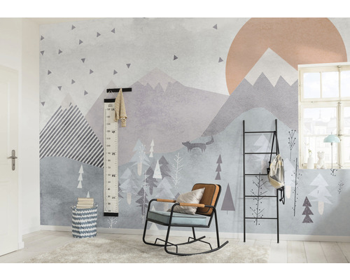 Dětský pokoj s tapetou se vzorem, houpacím křeslem a výškoměrem