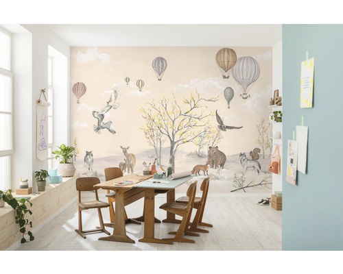 Pokoj s motivem zvířat a horkovzdušnými balóny na zdi