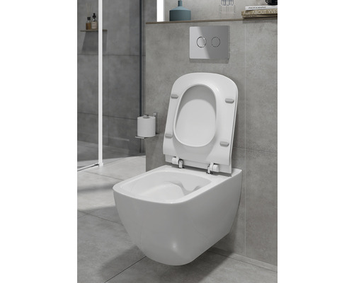 Závěsné WC s otevřeným splachovacím kruhem a záchodovým prkénkem v koupelně