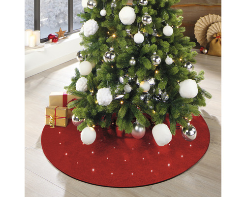 Ozdobený vánoční stromek s podložkou pod stromek